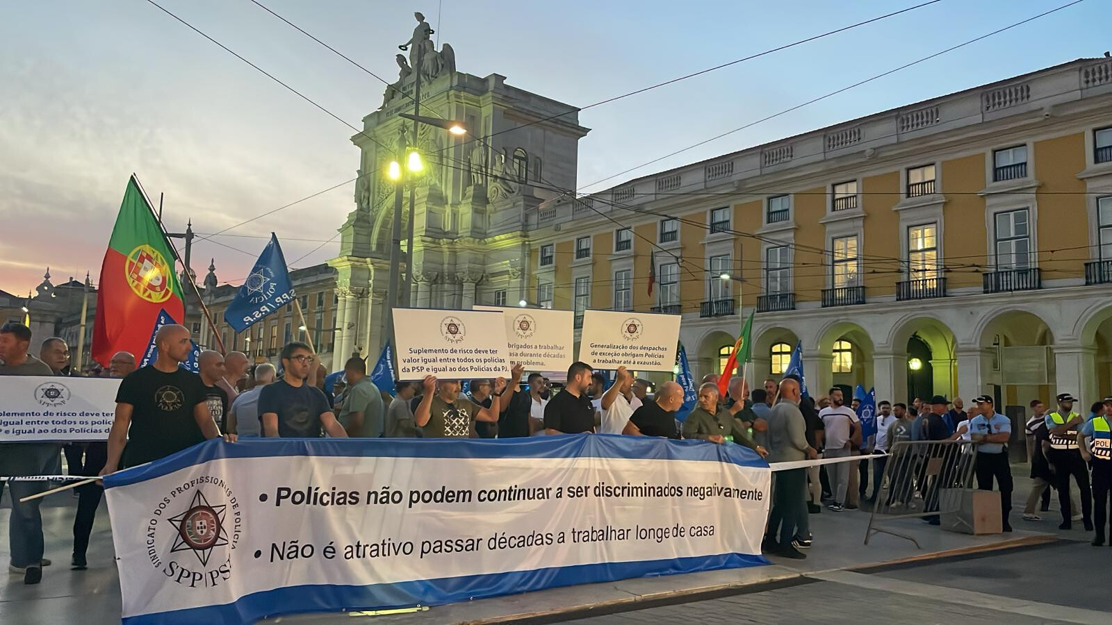 Over 100 Police Officers Protest in Lisbon Demanding Better Salaries and Benefits