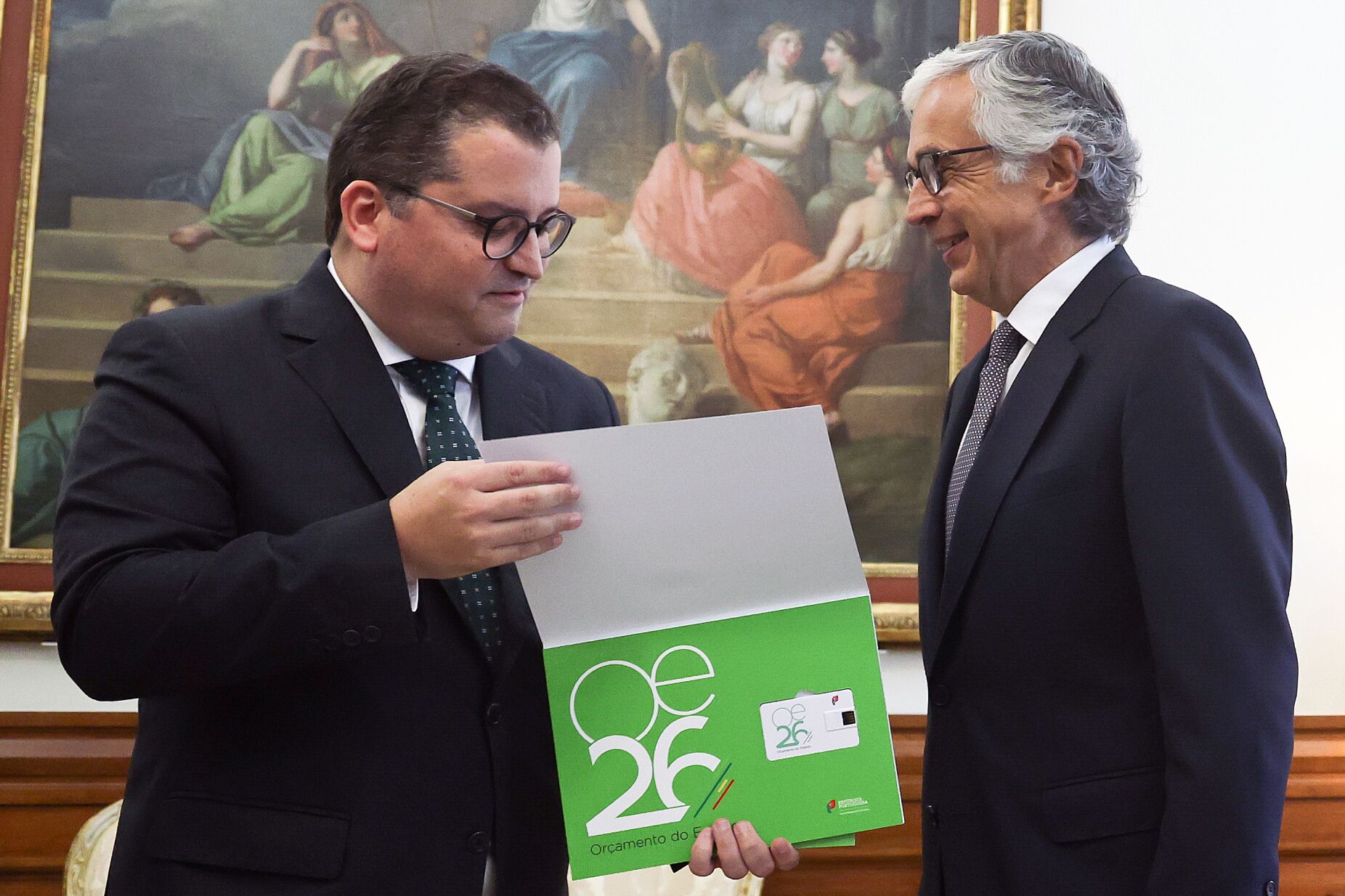 Governo prevê excedente de 0,3% este ano e 0,1% em 2026