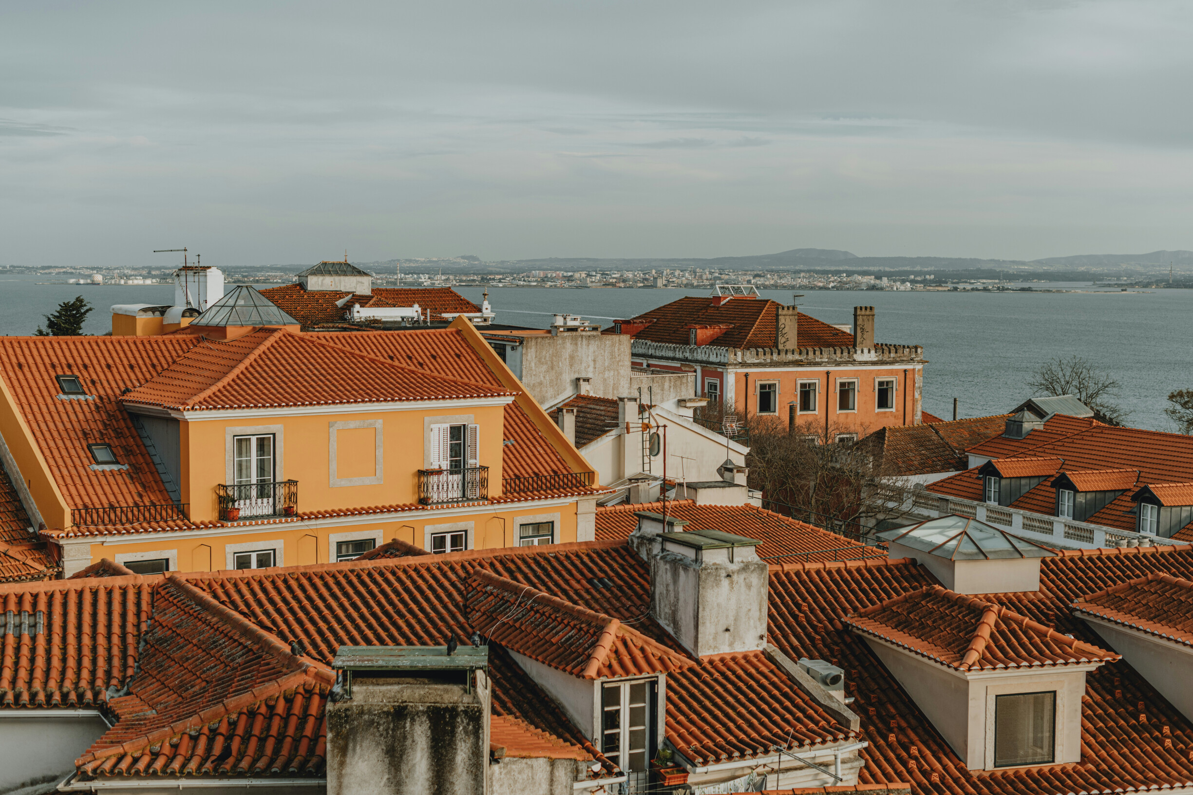 Featured image for article: Portuguese Presidential Candidates Clash on Housing: Rent Control vs. Mass Construction