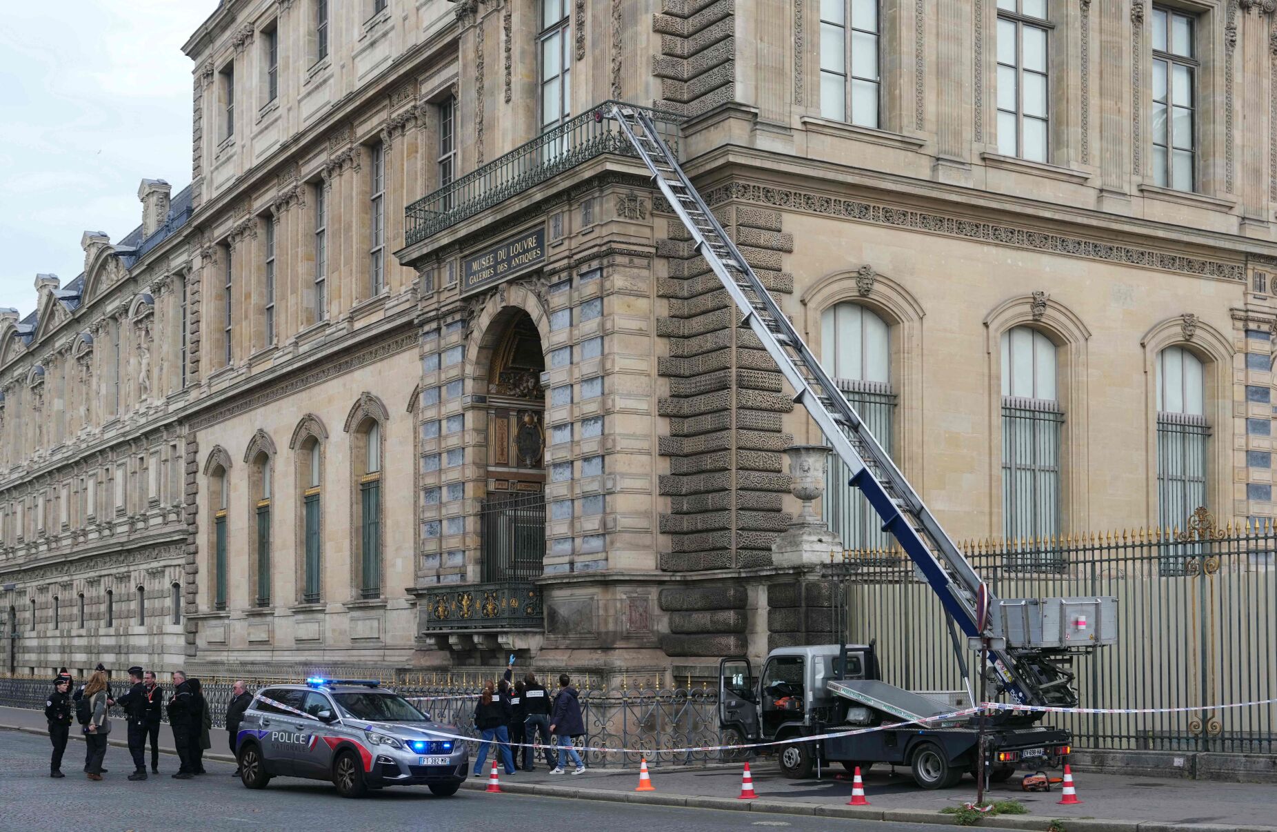 Assalto ao Louvre: joias de valor “inestimável” roubadas em sete minutos, museu encerrado
