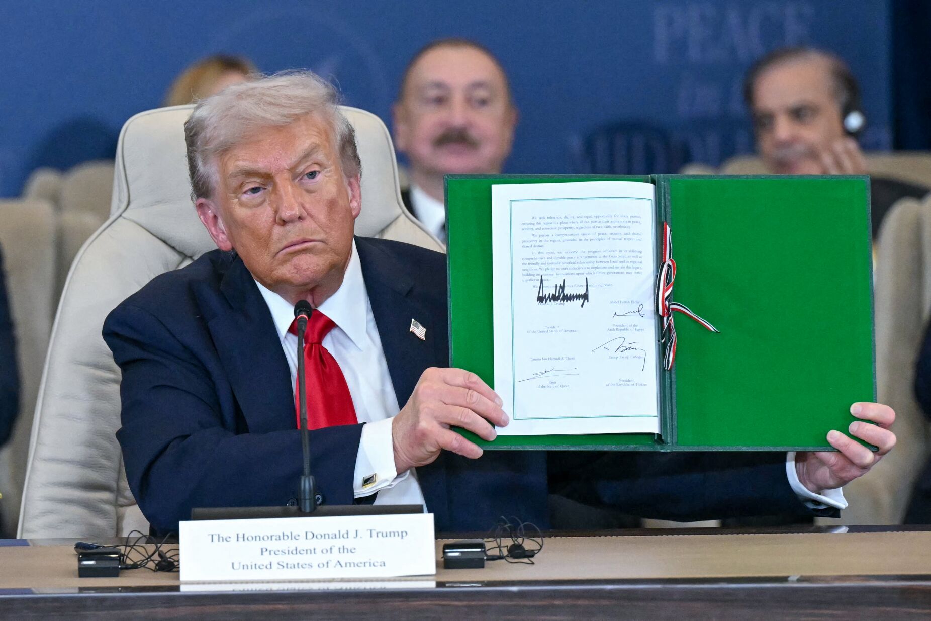 "Conseguimos o que todos diziam ser impossível": Trump declara "paz no Médio Oriente"