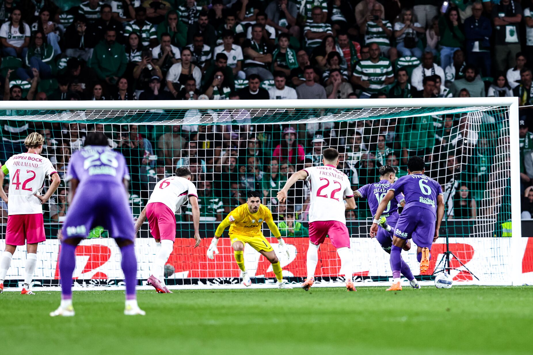 Penalidade nos descontos dá empate em Alvalade: Sporting escorrega antes do clássico. Vejas os golos