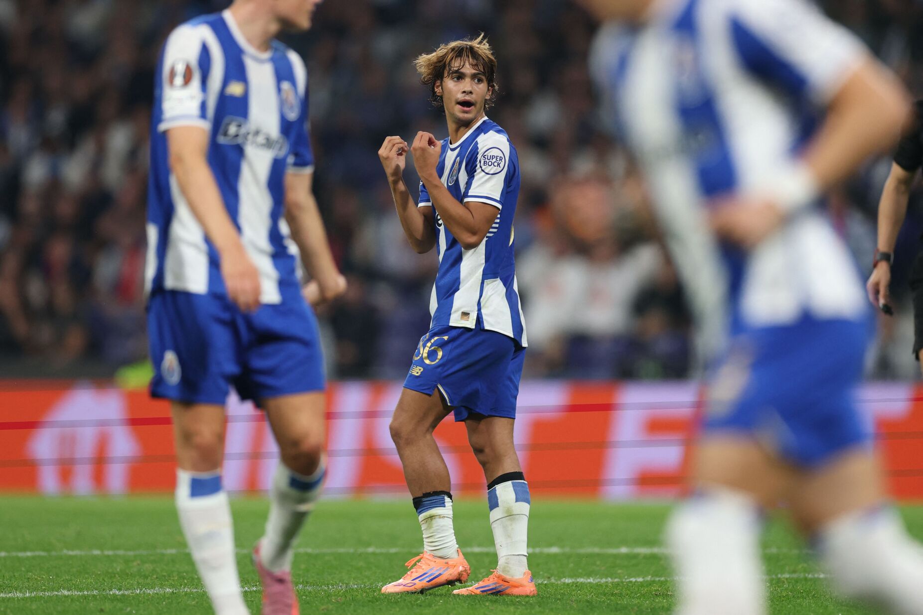 A estrela que brilha é azul e Mora no Dragão. FC Porto volta a vencer nos minutos finais na Liga Europa