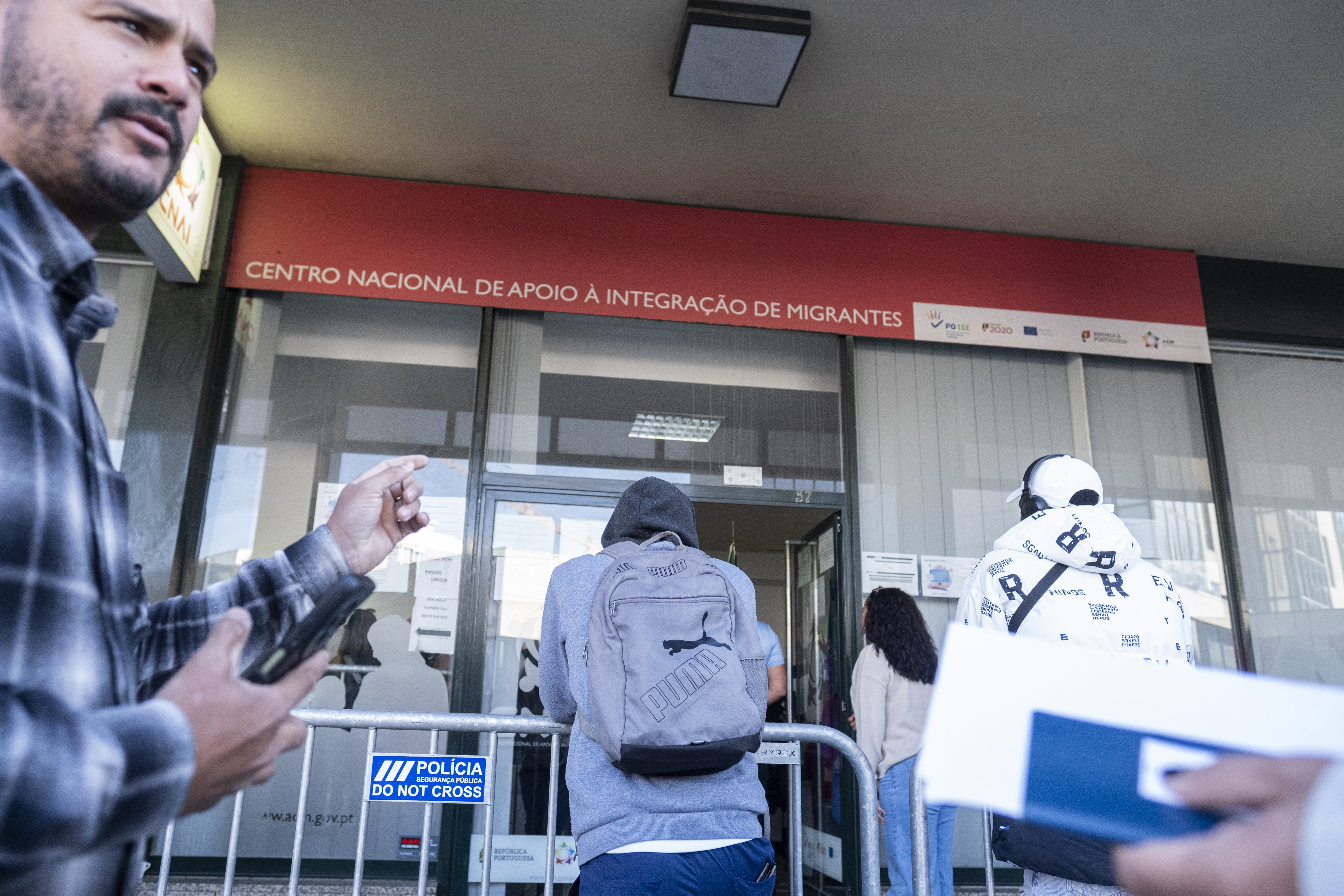 "Tiro no pé" com "caráter discricionário entre imigrantes". Esquerda unida contra promulgação da lei de estrangeiros
