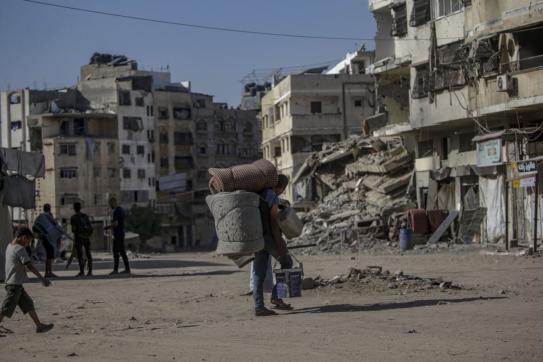 Defesa Civil em Gaza recupera nove cadáveres após ataque israelita contra miniautocarro