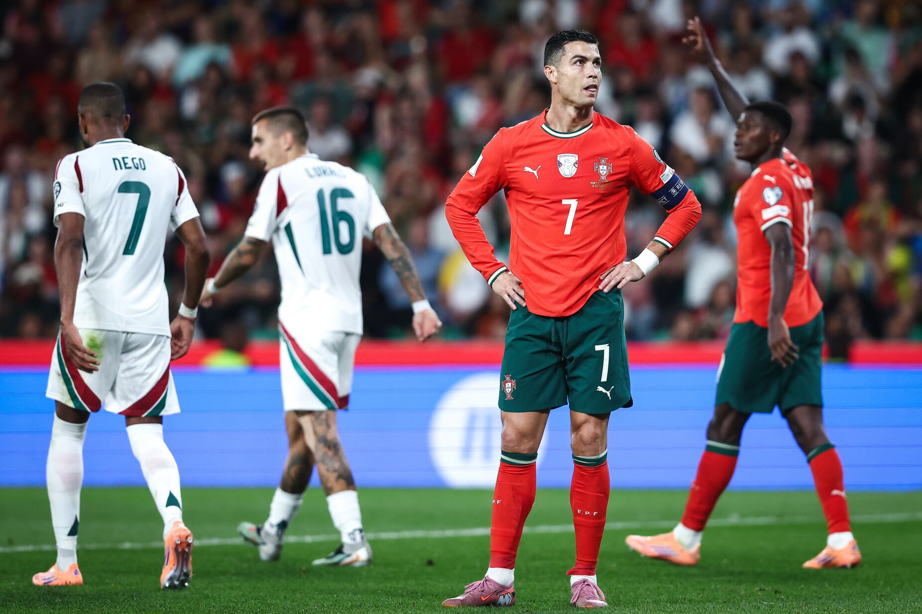 Húngaros pouco doces: apesar do bis histórico de Ronaldo, Portugal ainda não está no Mundial. Veja os golos