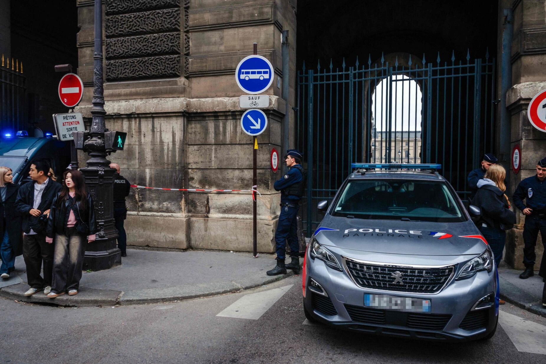 "O certo é que falhámos." Governo francês diz que roubo no Louvre reflete imagem "muito negativa" do país