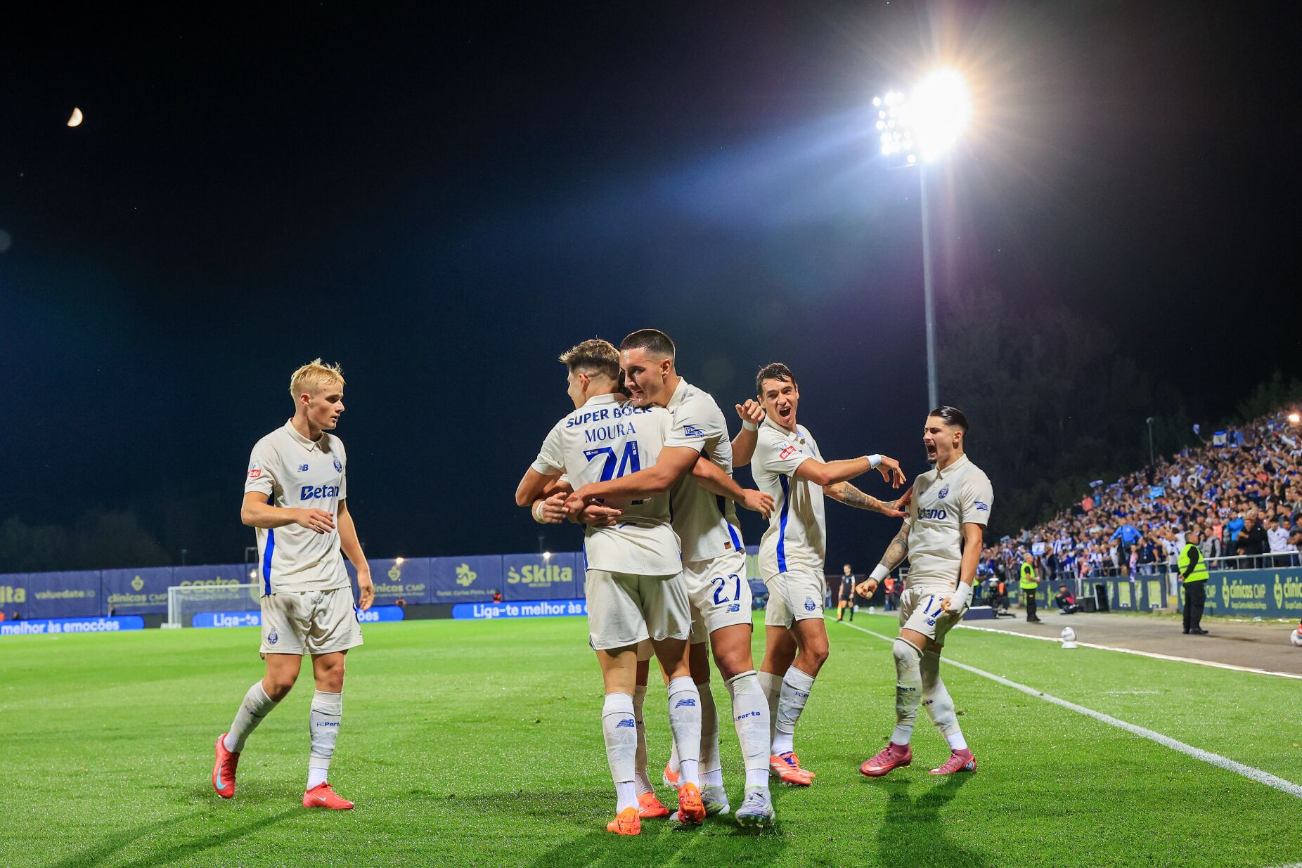 Goleada com menos um: FC Porto vence Arouca e chega às sete vitórias consecutivas no campeonato. Veja os golos