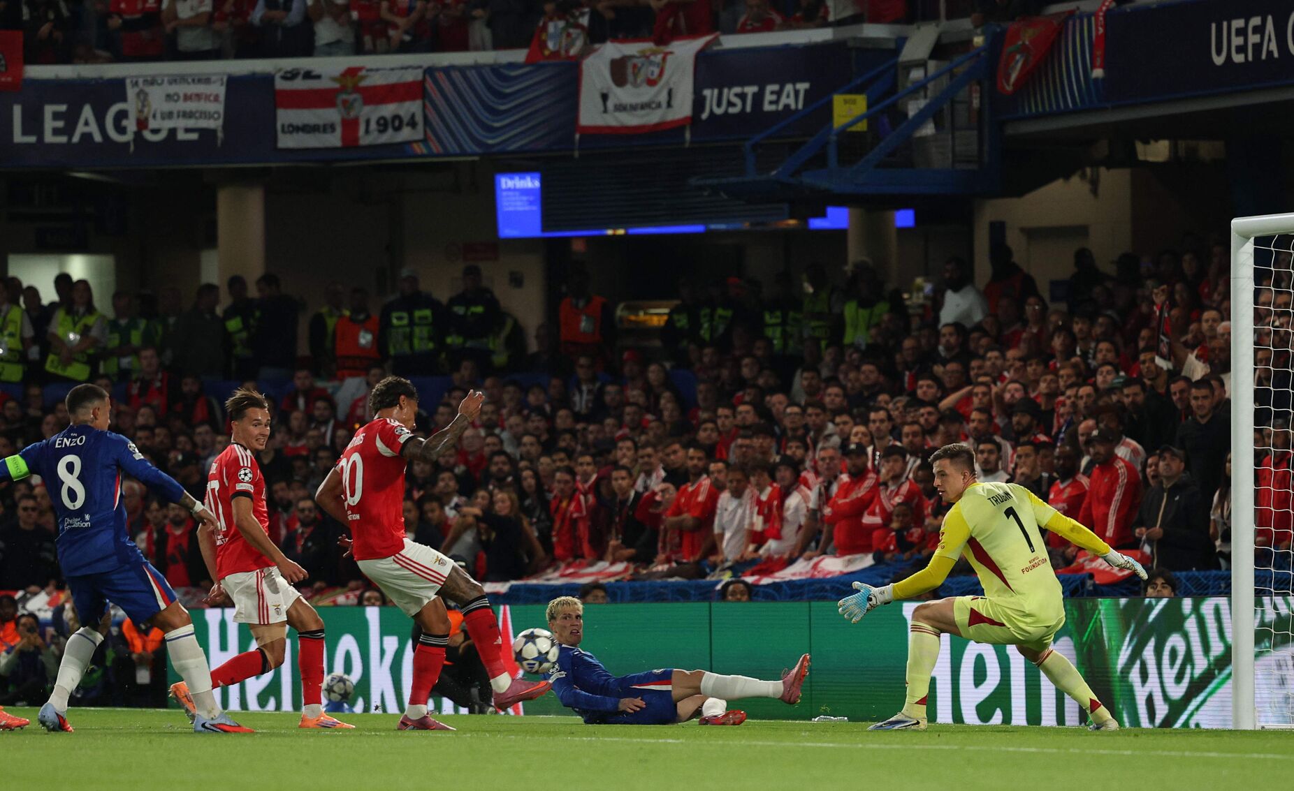Há Ríos que correm para o lado errado: Benfica perde com Chelsea e continua sem vencer na Liga dos Campeões
