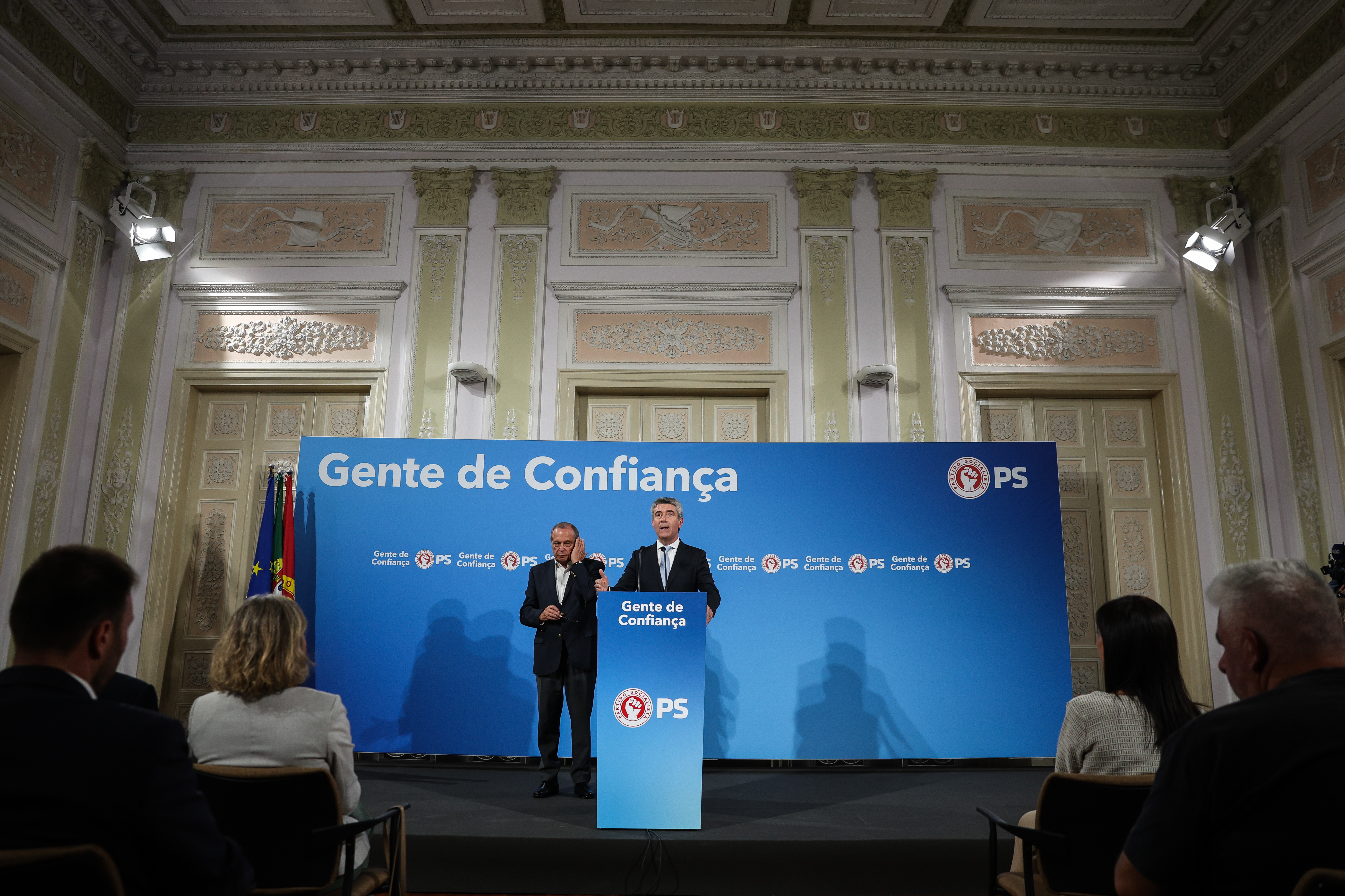 OE2026: Carneiro anuncia “abstenção exigente” do PS com críticas